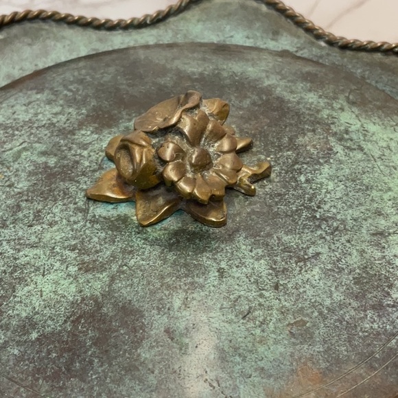 Vintage green verdigris covered bowl with nouveau floral finial - Picture 2 of 9